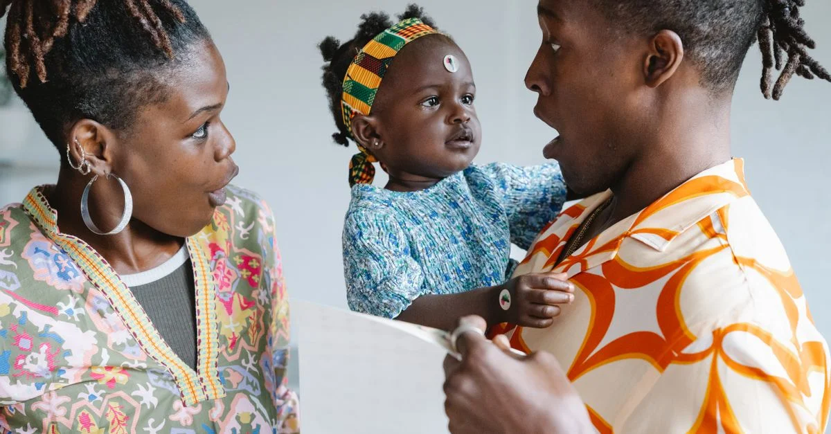 Un moment de famille heureux capturant des parents avec leur bébé adorable à l'intérieur.