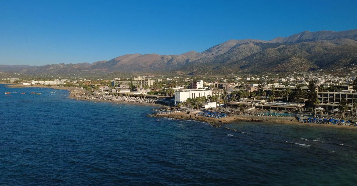 Explorez le magnifique littoral de Malia, en Crète, avec ses eaux cristallines et ses paysages pittoresques.